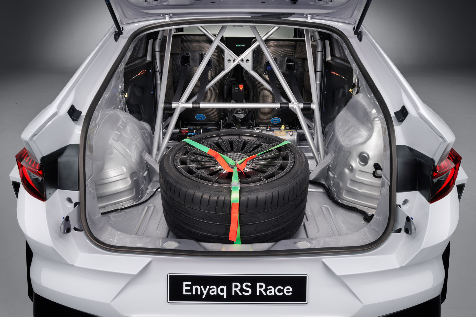 SMALL_Enyaq_RS_Race (30)